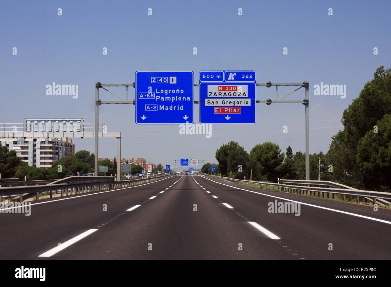 Zeichen, die Erteilung von Anweisungen in einem der wichtigsten Autobahnen in Spanien (A2) Stockfoto