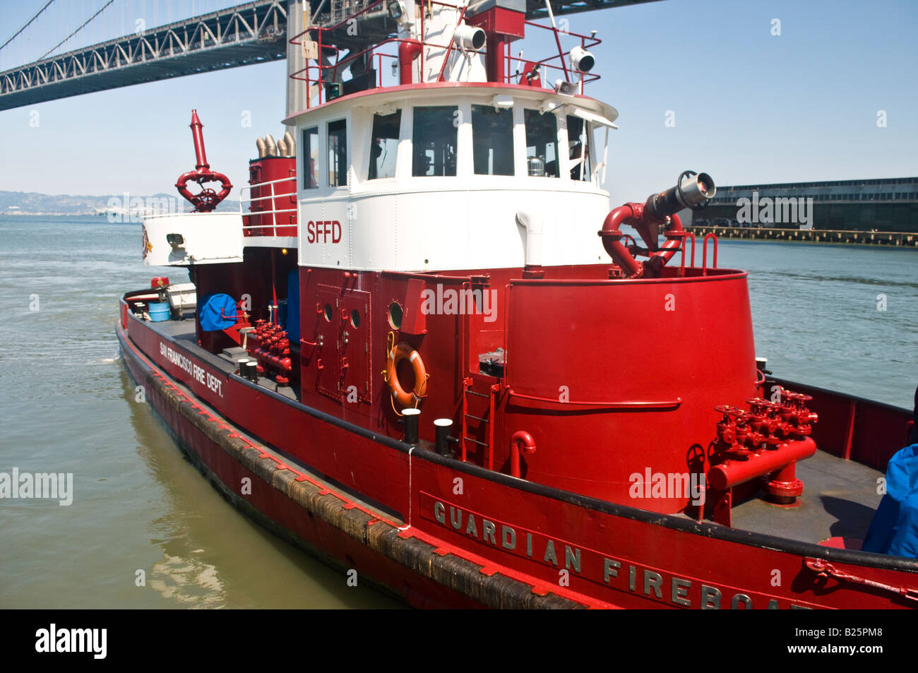 San Francisco Feuerwehr Feuer Boot unter der Bay bridge Stockfoto