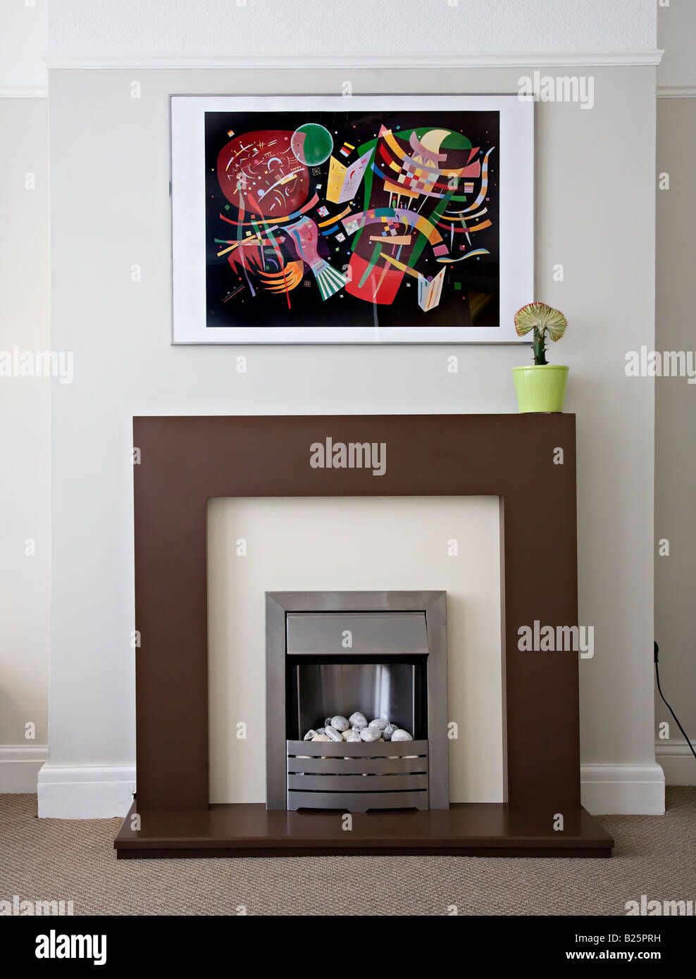 Moderne Kunst und Kamin mit Gas Feuer UK Stockfoto