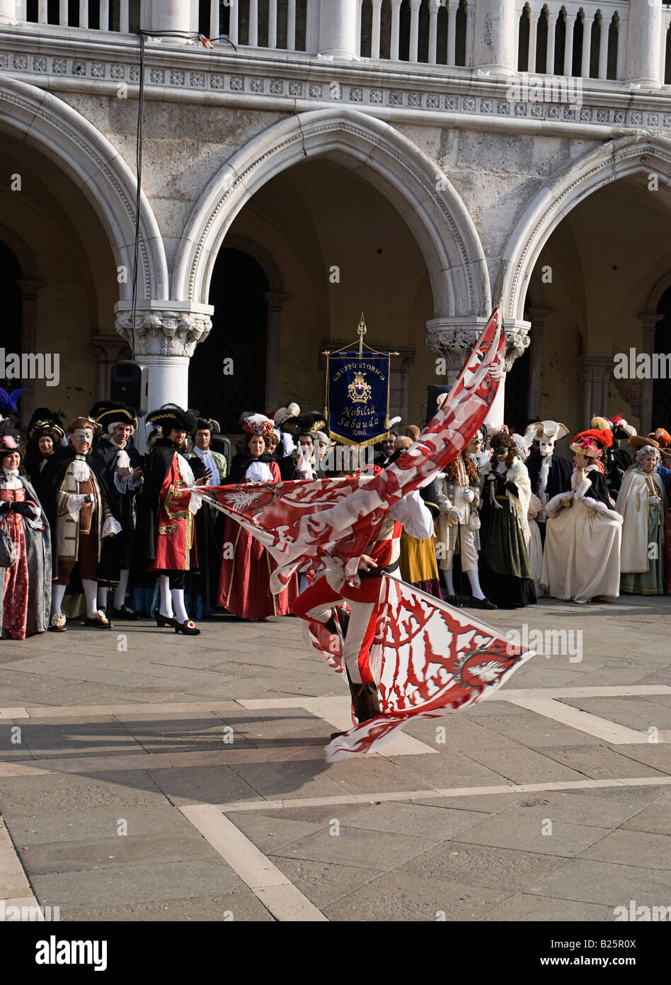 Flagge Wanken Leistung während der Karneval in Venedig 2008 Venedig Italien Europa Stockfoto