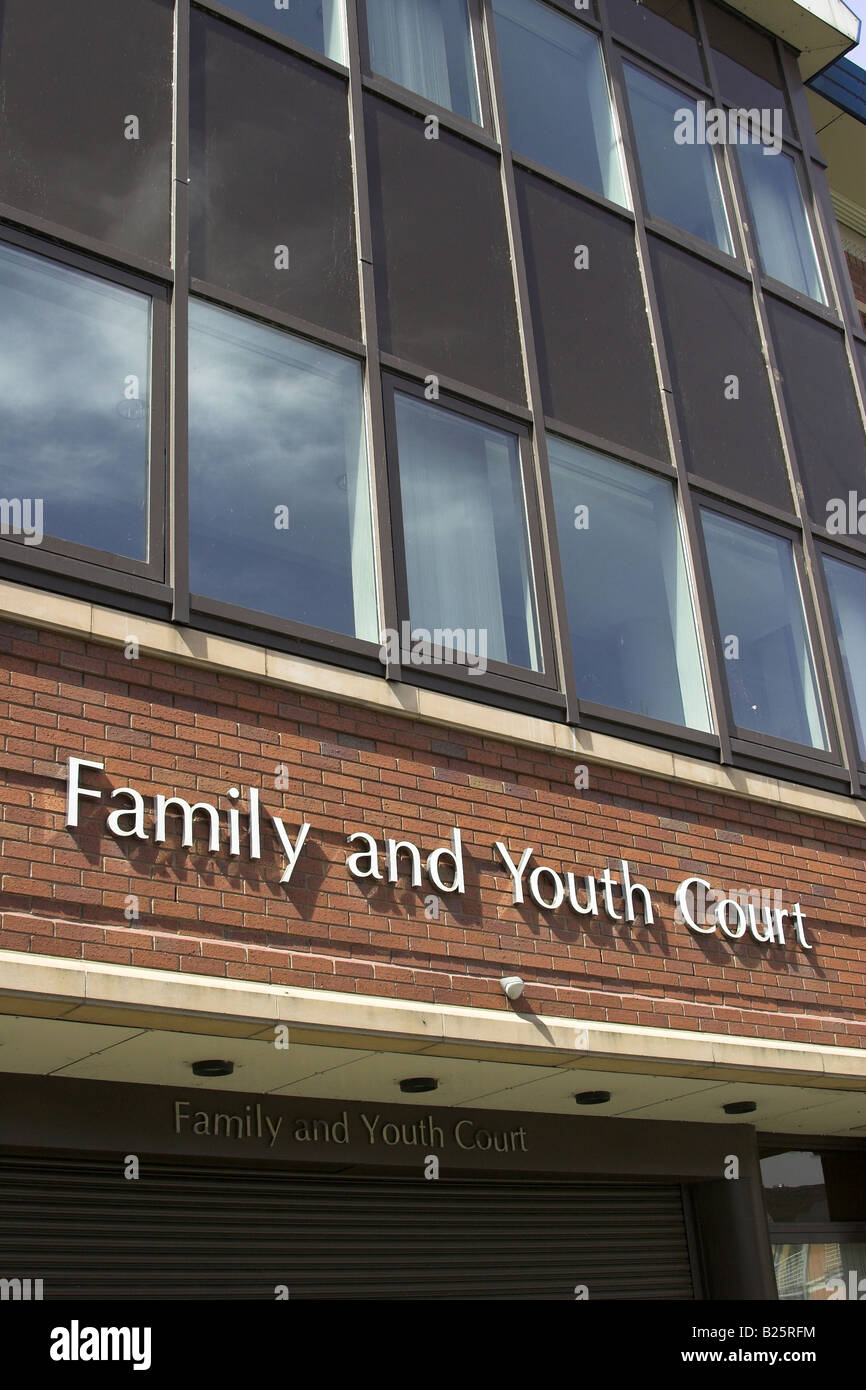 Eine Familie und Jugendgericht melden Sie auf einem britischen Magistrates Gebäude Stockfoto