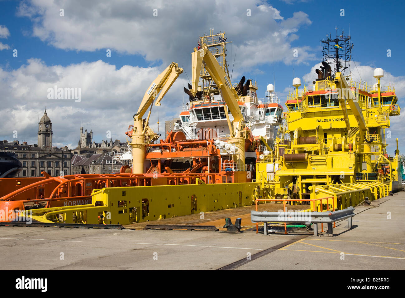 Platform Supply Service Schiffe in der Nordsee Bohrinseln vertäut im Hafen von Aberdeen, Schottland Großbritannien Stockfoto