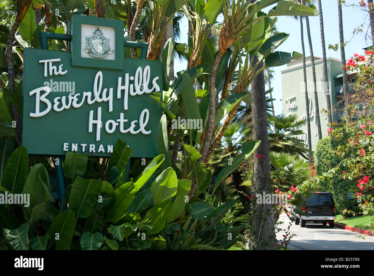 Beverly Hills Hotel Southern California berühmten Hotel Landmark Los Angeles Palme blaue Himmel Himmel, Eingangsschild, Einfahrt Stockfoto