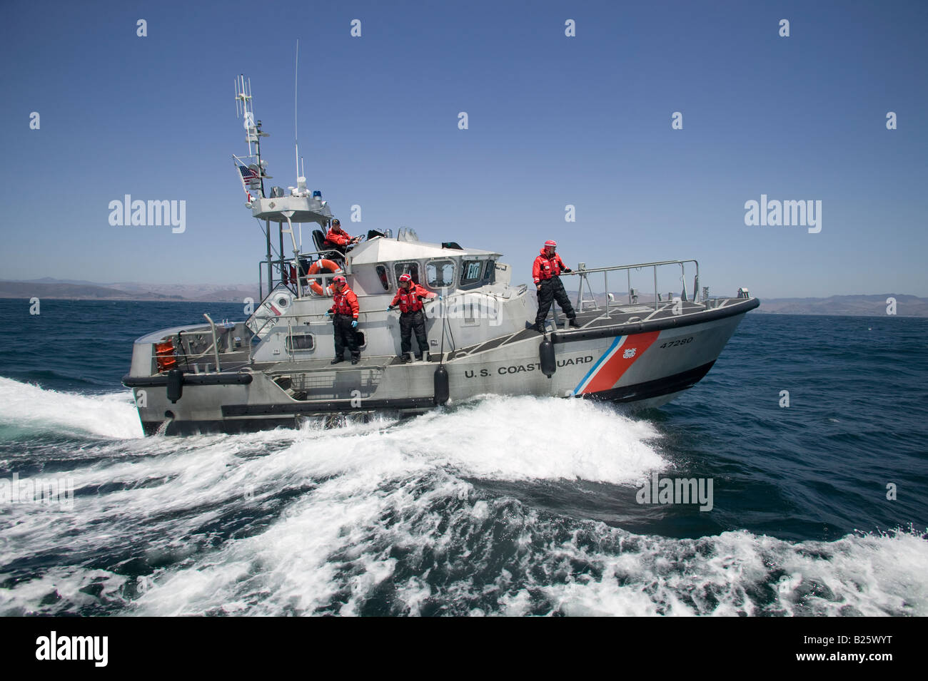 United States Coast Guard bereitet sich auf ein anderes Boot an Bord Stockfoto