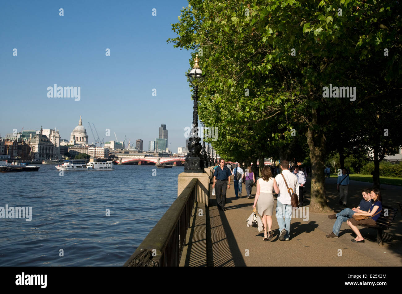 Menschen zu Fuß neben dem Fluss Themse London England UK Stockfoto