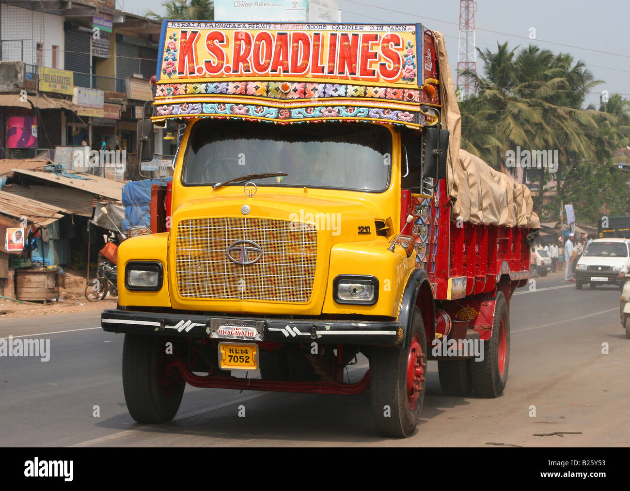 Tata Truck fährt durch starken Verkehr auf der National Highway-NH17 in Thokkottu in der Nähe von Mangalore Karnataka Indien Stockfoto