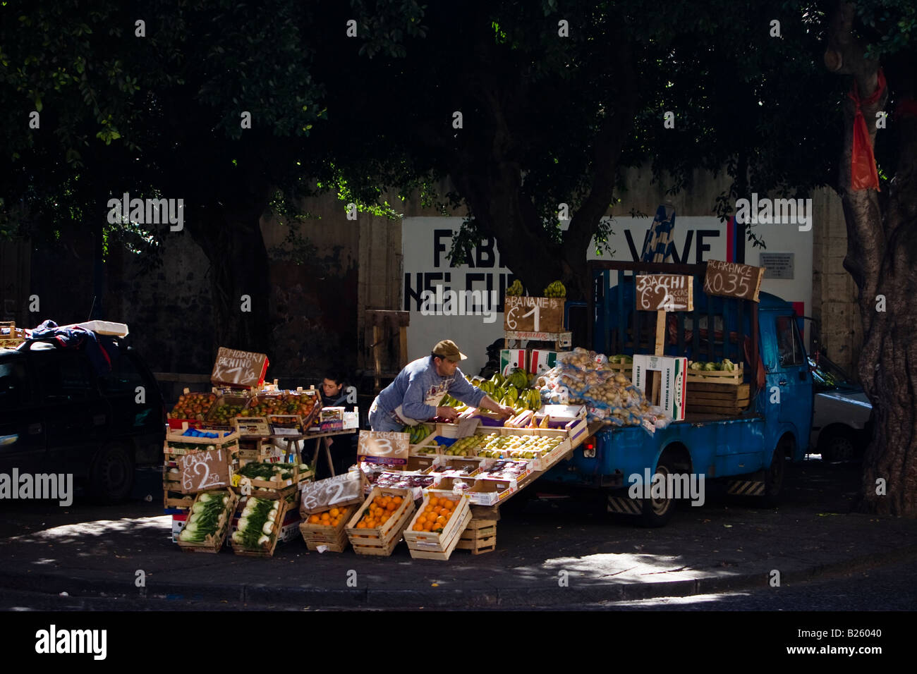 Obst Anbieter entladen frisches Obst vom LKW am Markt Catania, Sizilien, Italien Stockfoto