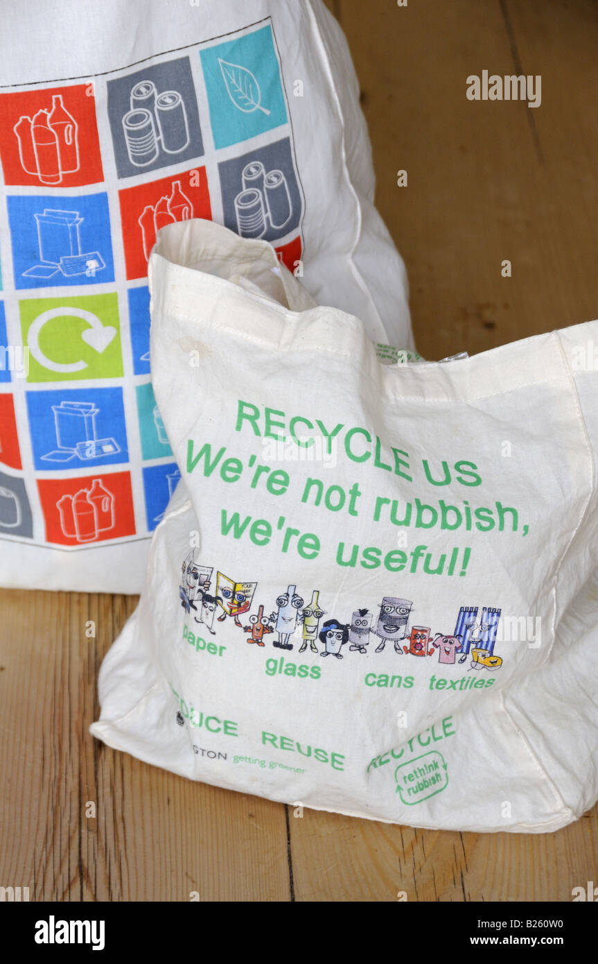 Wiederverwendbare Baumwolle eco Taschen voller Geschäfte auf dem Küchentisch, null Abfall. Stockfoto