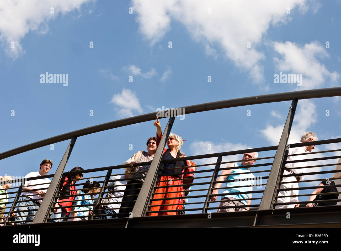 Menschen Selebrate Hafengeburtstag (Hamburg-Hafen-Geburtstag-Festival). Eine Kirmes, die jedes Jahr in Hamburg Deutschland stattfindet Stockfoto