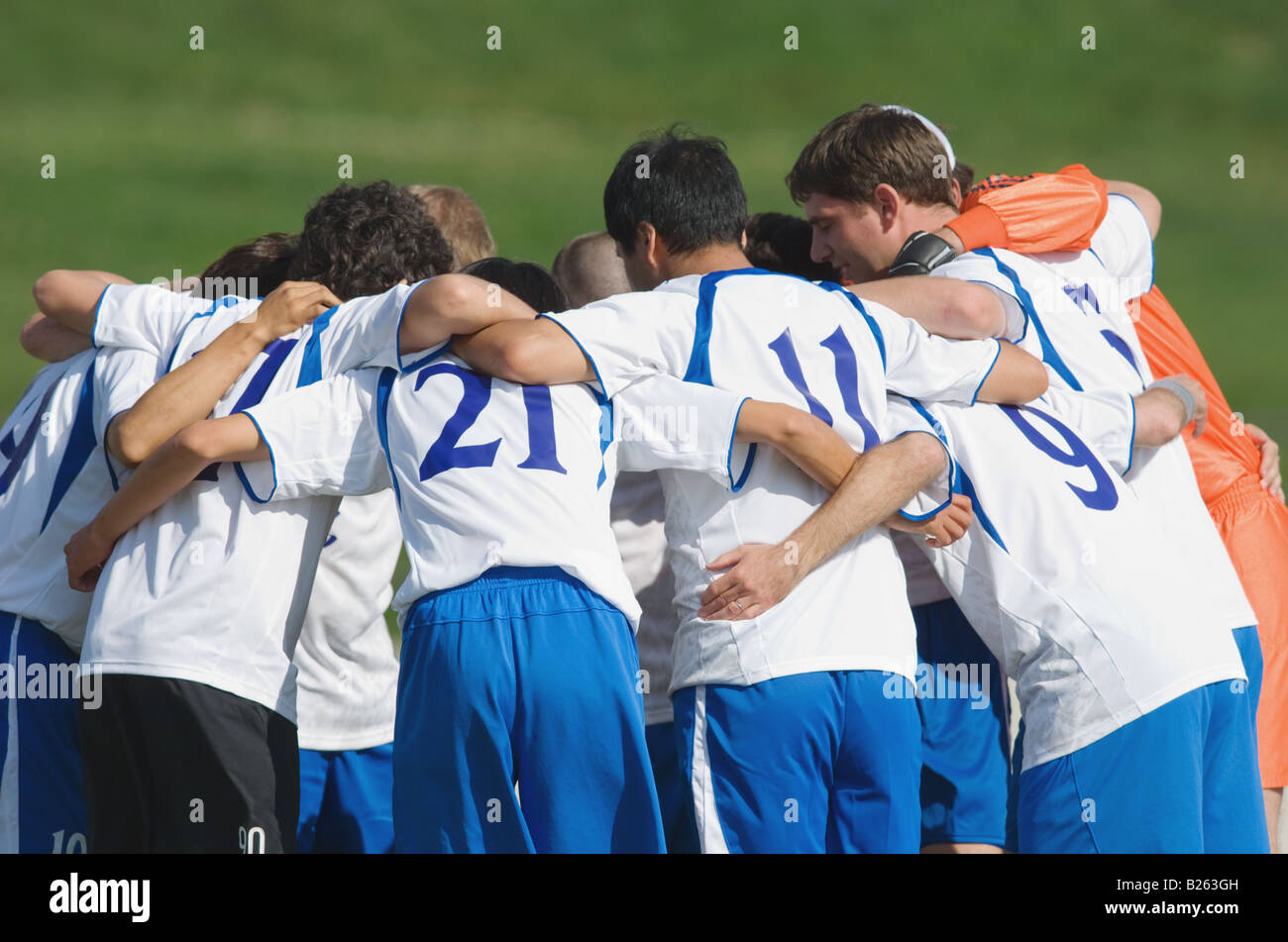 Fußball Team kauern Stockfoto