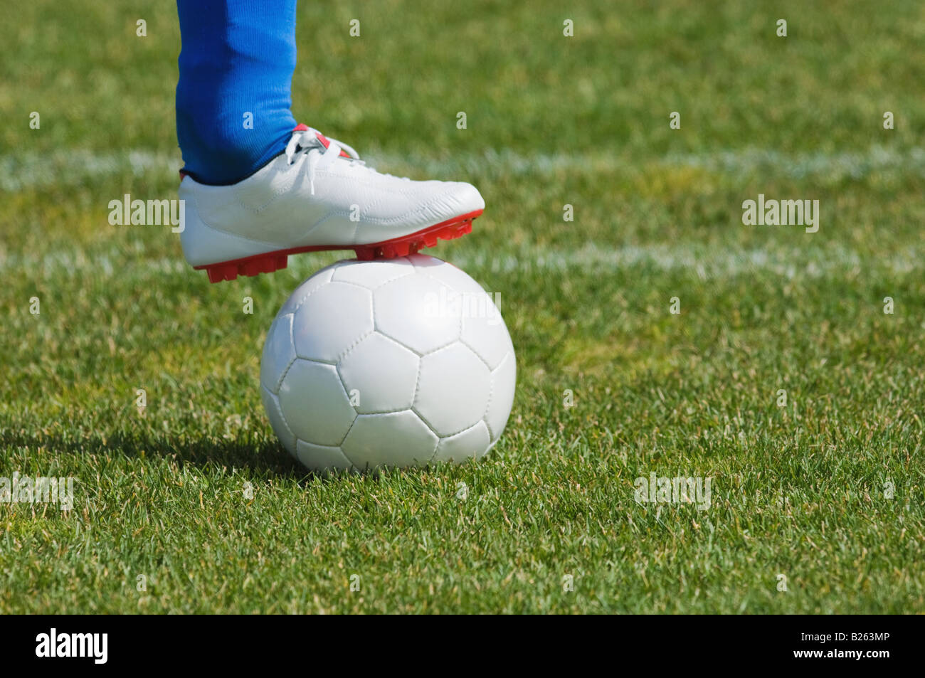 Fußball Spieler Holding Stockfoto