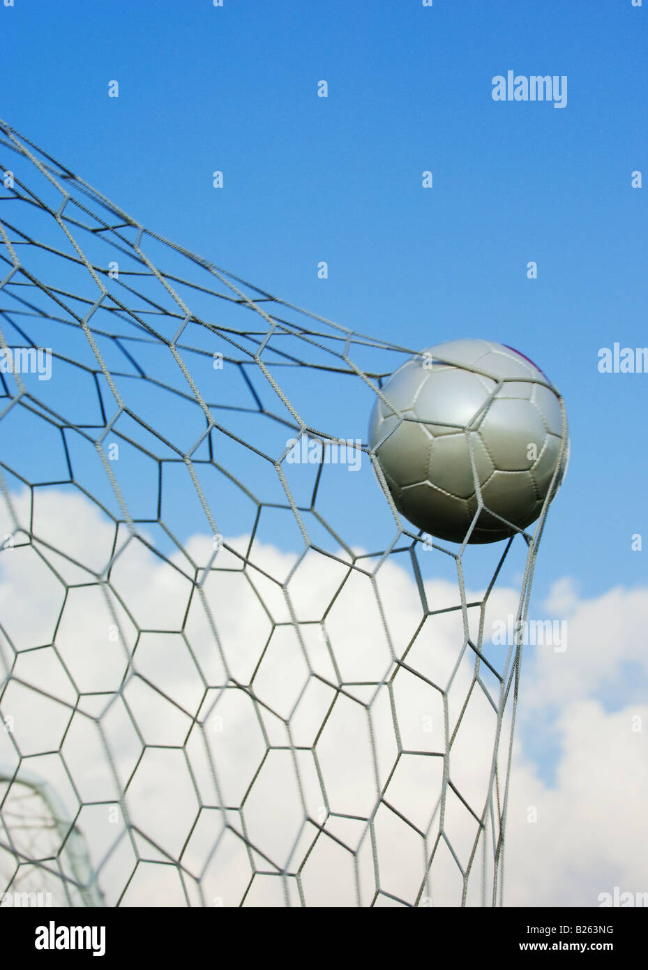 Soccer Ball im Tor Netto Stockfoto