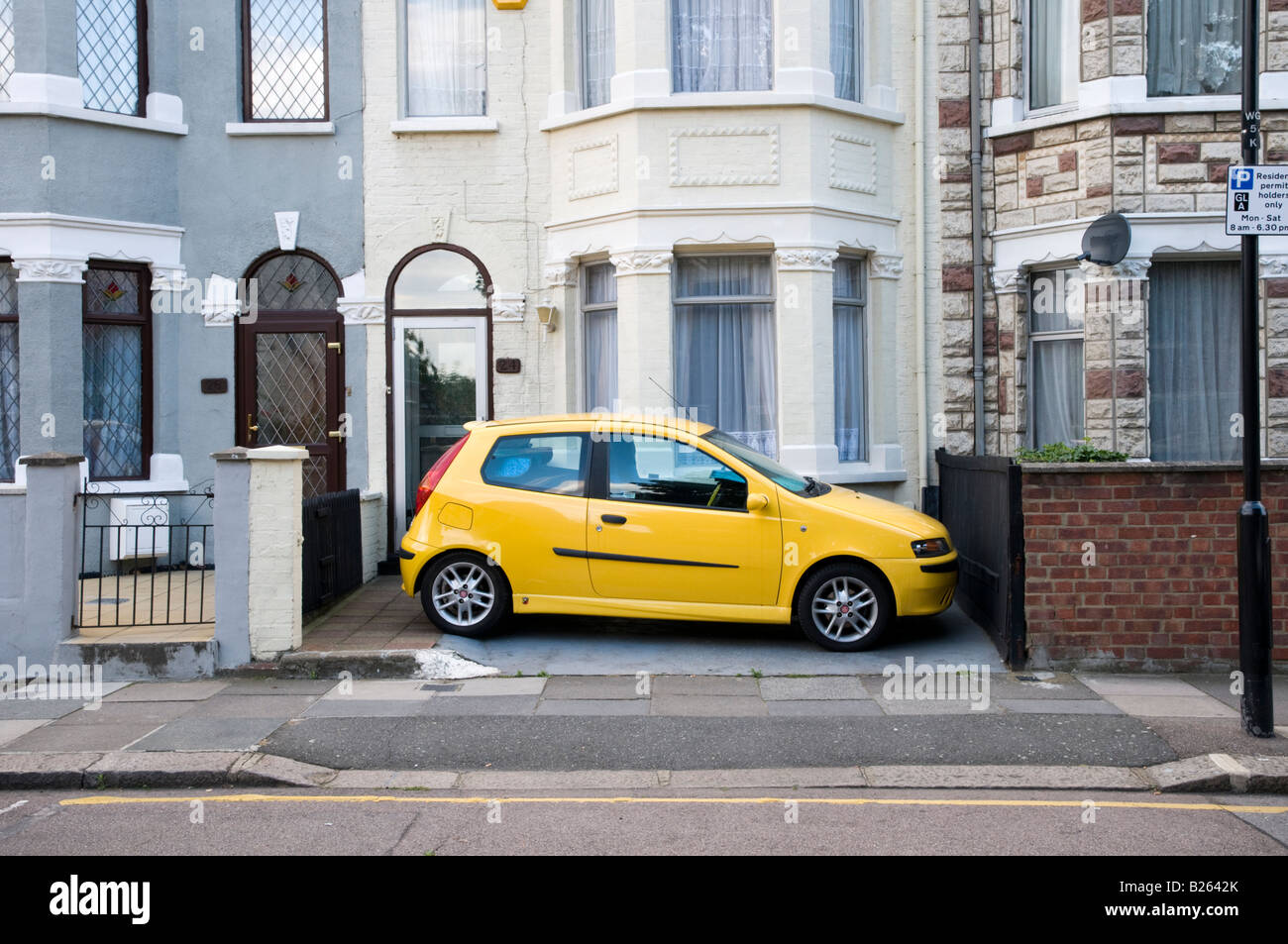 Auto geparkt im Vorgarten Reihenhaus, London, England, UK Stockfoto