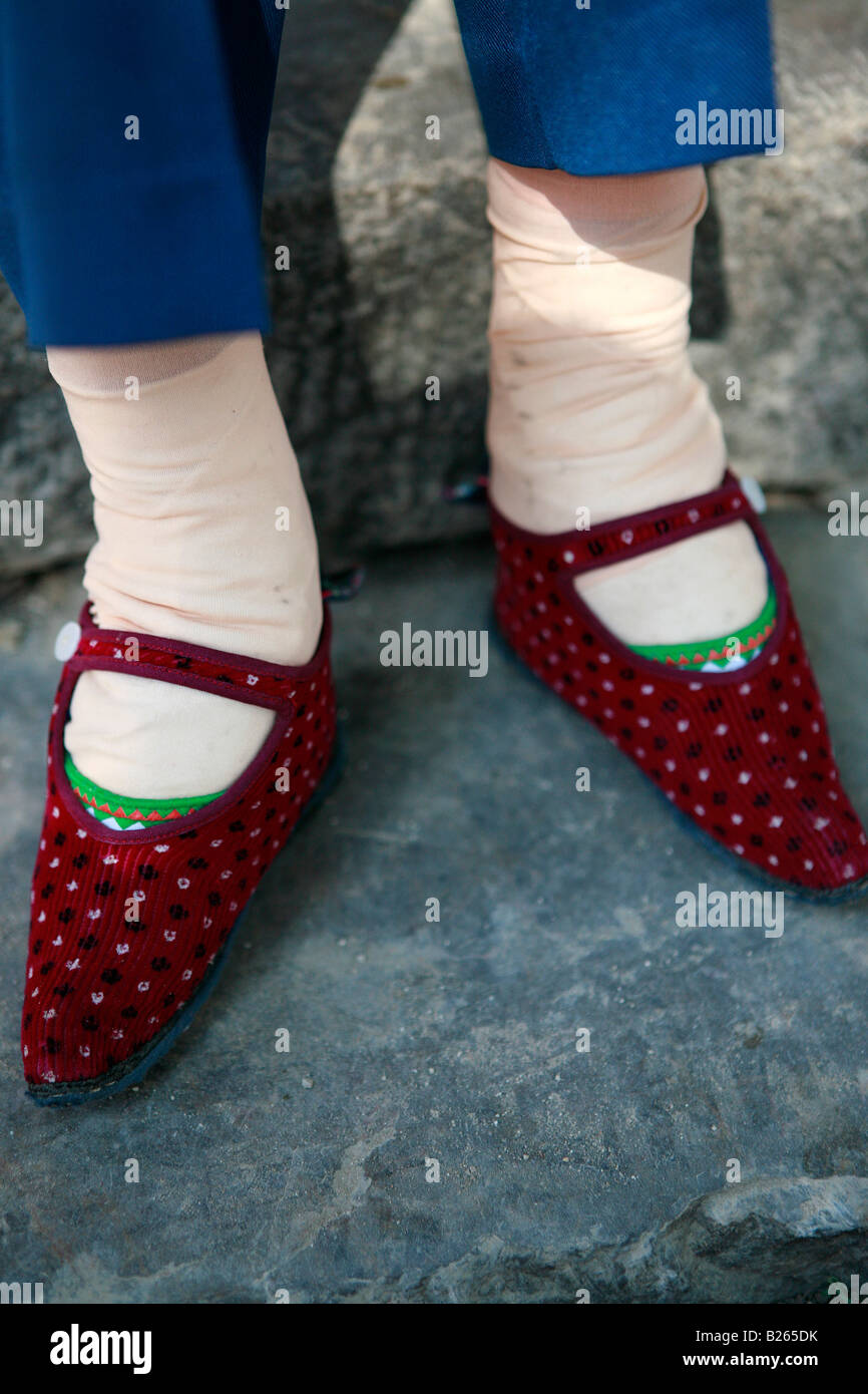 Traditionelle chinesische Schuhe bei der Ortschaft Tuanshan, Yunnan, China  Stockfotografie - Alamy