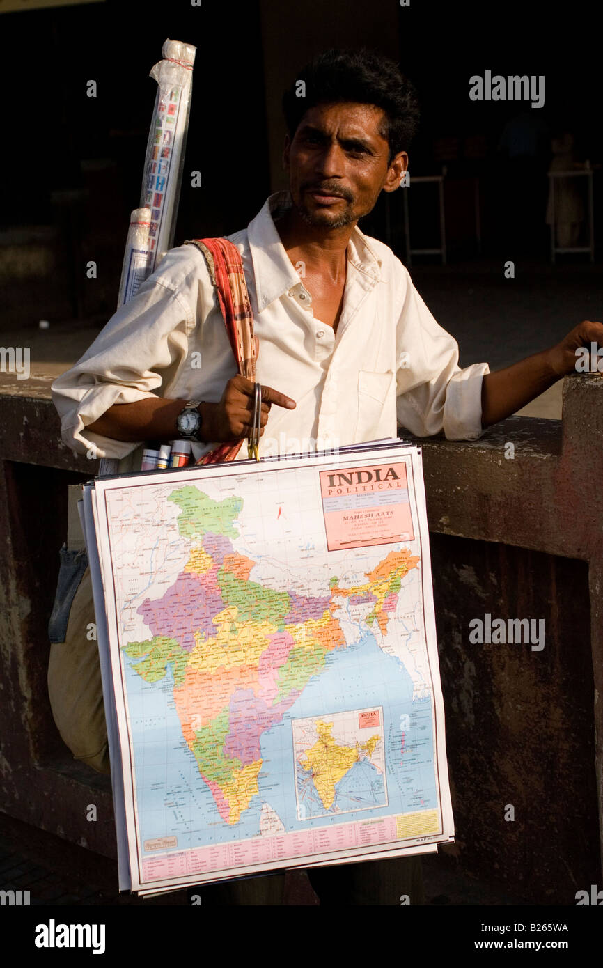 Ein Mann verkauft Karten von Indien in Bangalore, Indien. Leute verkaufen Karten ist ein alltäglicher Anblick in Bereichen von Touristen besucht und ausländische Stockfoto