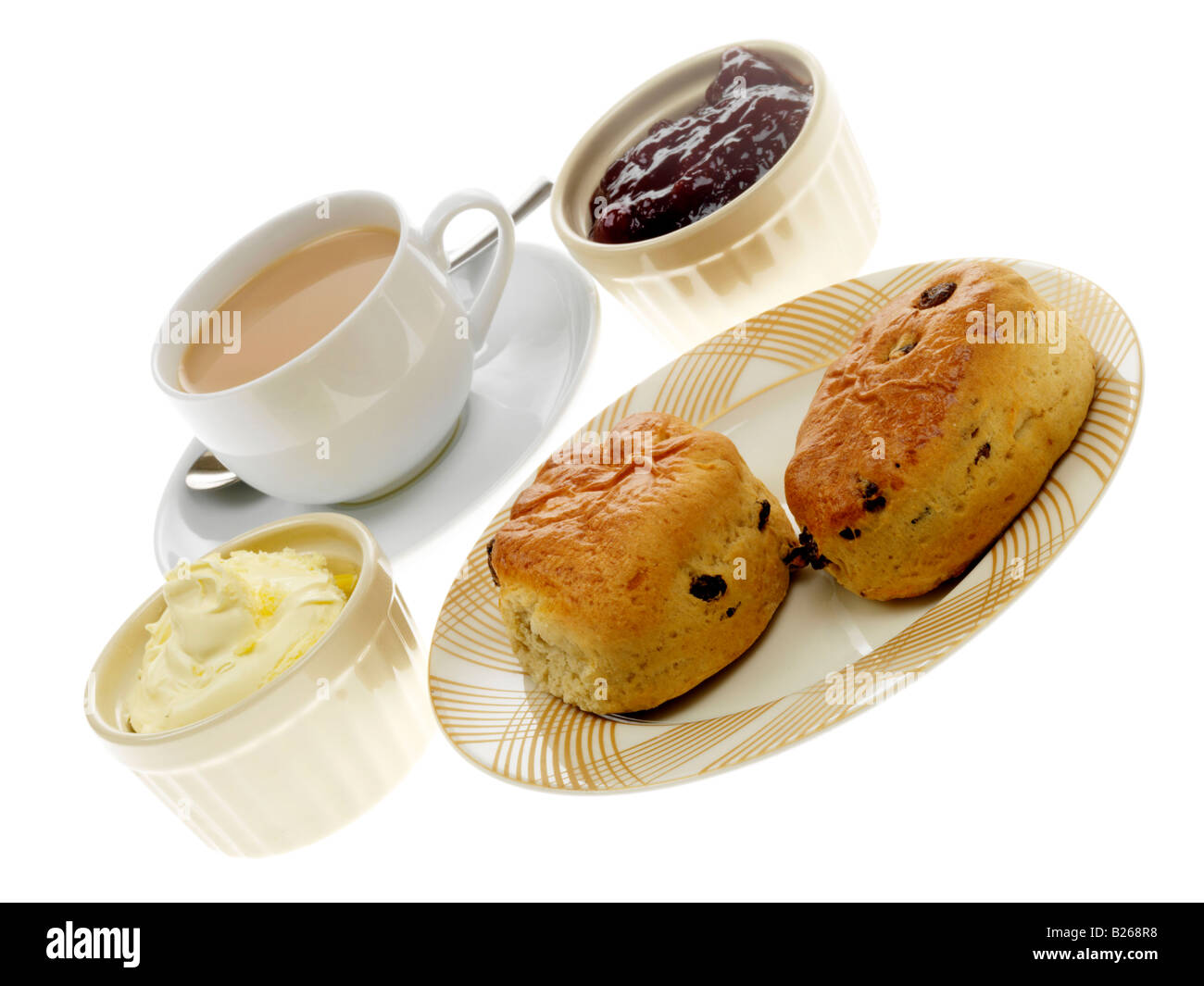 Frische authentische britische Cream Tea mit Scones, Marmelade und Clotted Cream Isoliert gegen einen weißen Hintergrund mit Freistellungspfaden und keine Leute Stockfoto