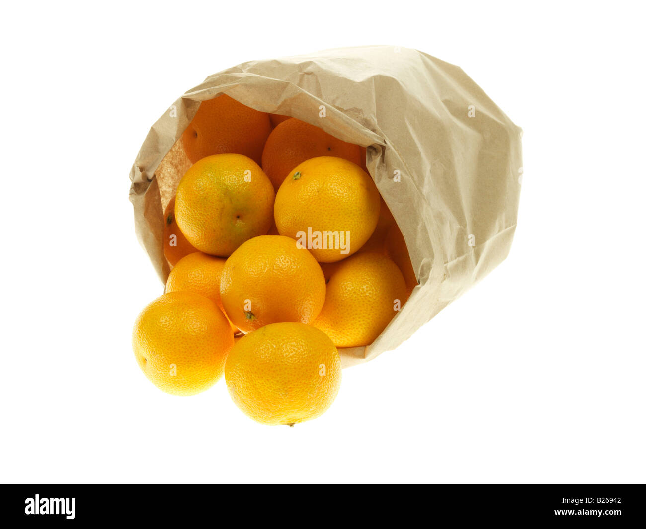 Braune Papiertüte, kein Plastik, von frischen gesunden süßen Clementinen Obst mit Platz kopieren, einen Freistellungspfad Eine keine Personen vor einem weißen Hintergrund Stockfoto