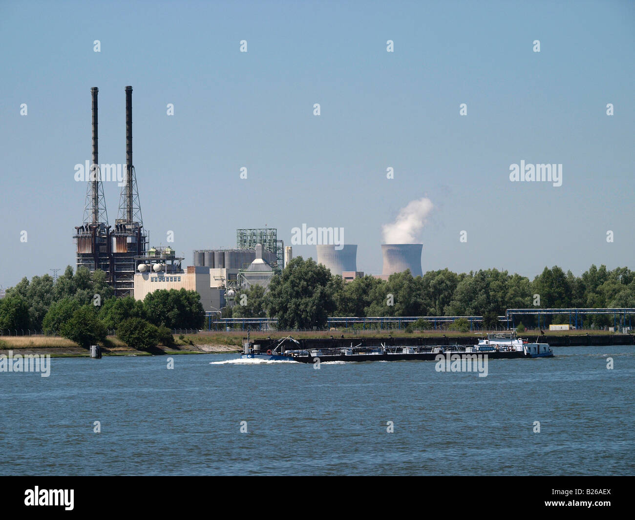 Hafen von Antwerpen Flandern in Belgien mit dem Doel nuclear Powerplant im Hintergrund Stockfoto