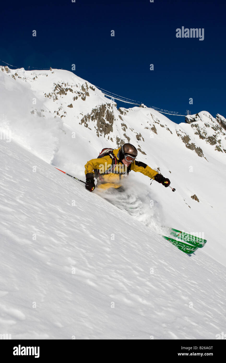 Skifahrer Freeriden, Gemsstock Ski Region, Andermatt, Kanton Uri, Schweiz Stockfoto