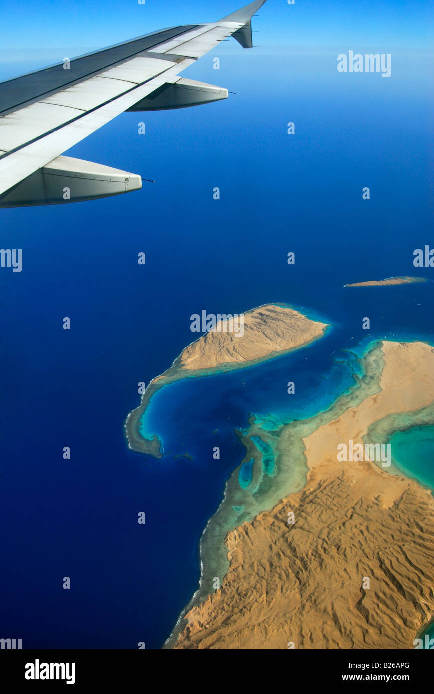 Flugzeugflügel über dem Roten Meer, Strand mit Riff, Hurghada, Ägypten, Afrika Stockfoto