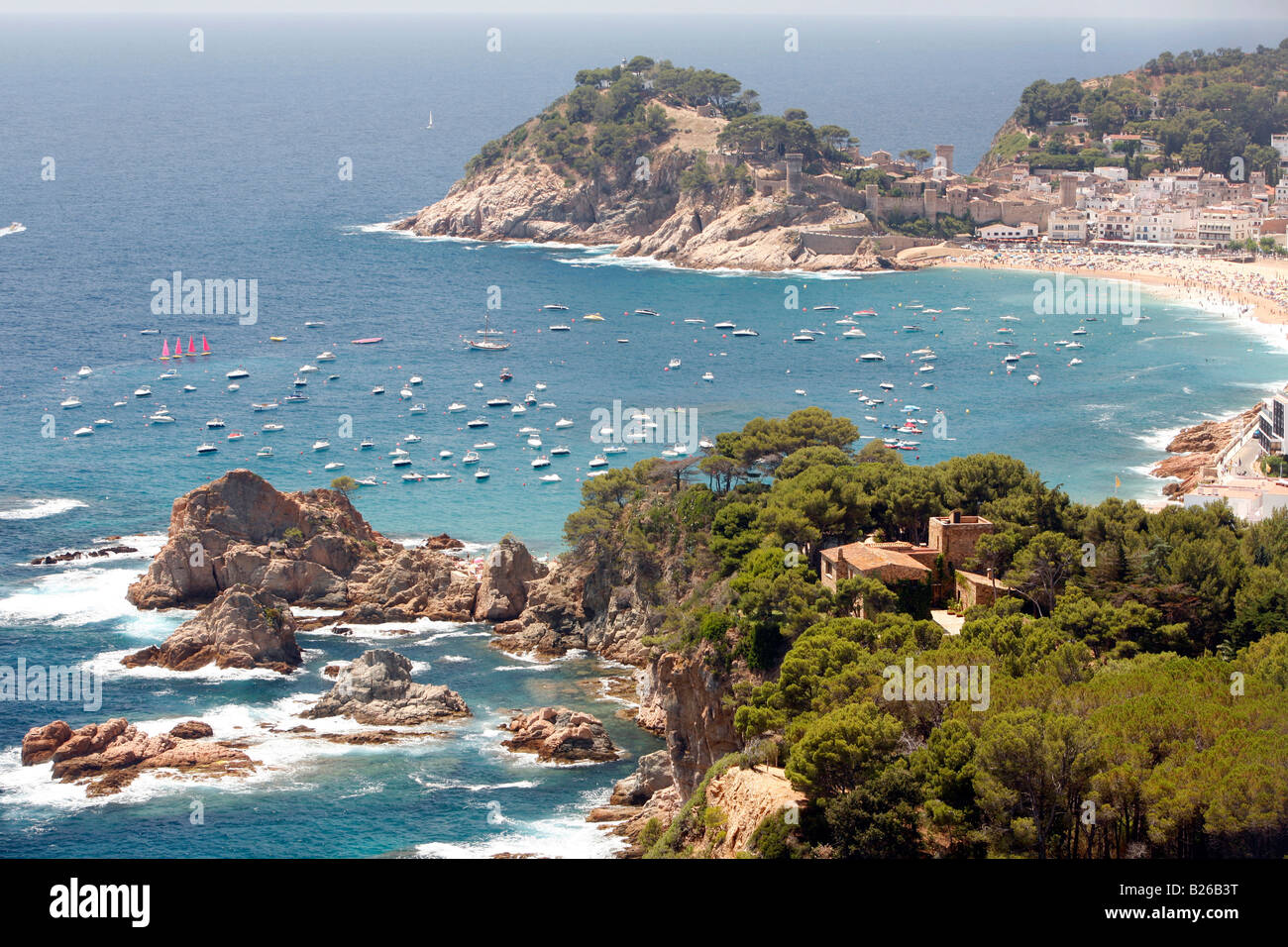 Boote in der Bucht, Tossa del Mar, Costa Brava, Katalonien, Spanien Stockfoto