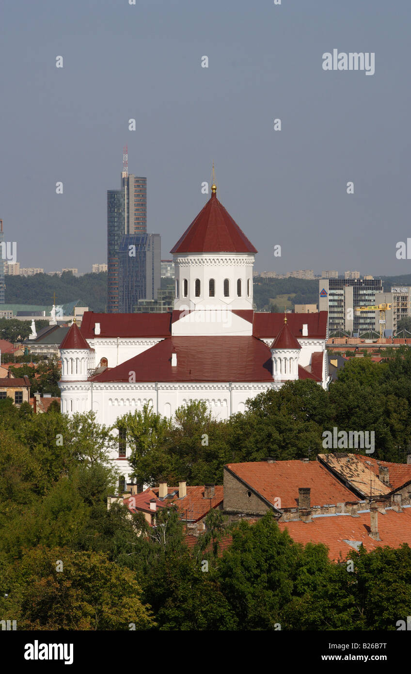 Orthodoxe Kirche der Heiligen Muttergottes und neuen geschäftlichen Zentrum von Vilnius in der Rückseite, Litauen, Vilnius Stockfoto