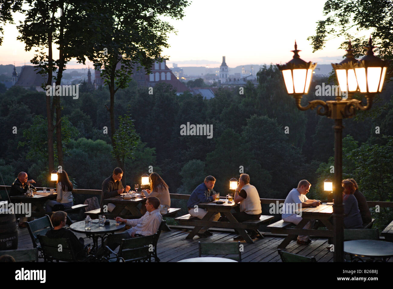 Das Restaurant Torres in Uzupis Straße bietet einen Blick über die Altstadt, Litauen, Vilnius Stockfoto