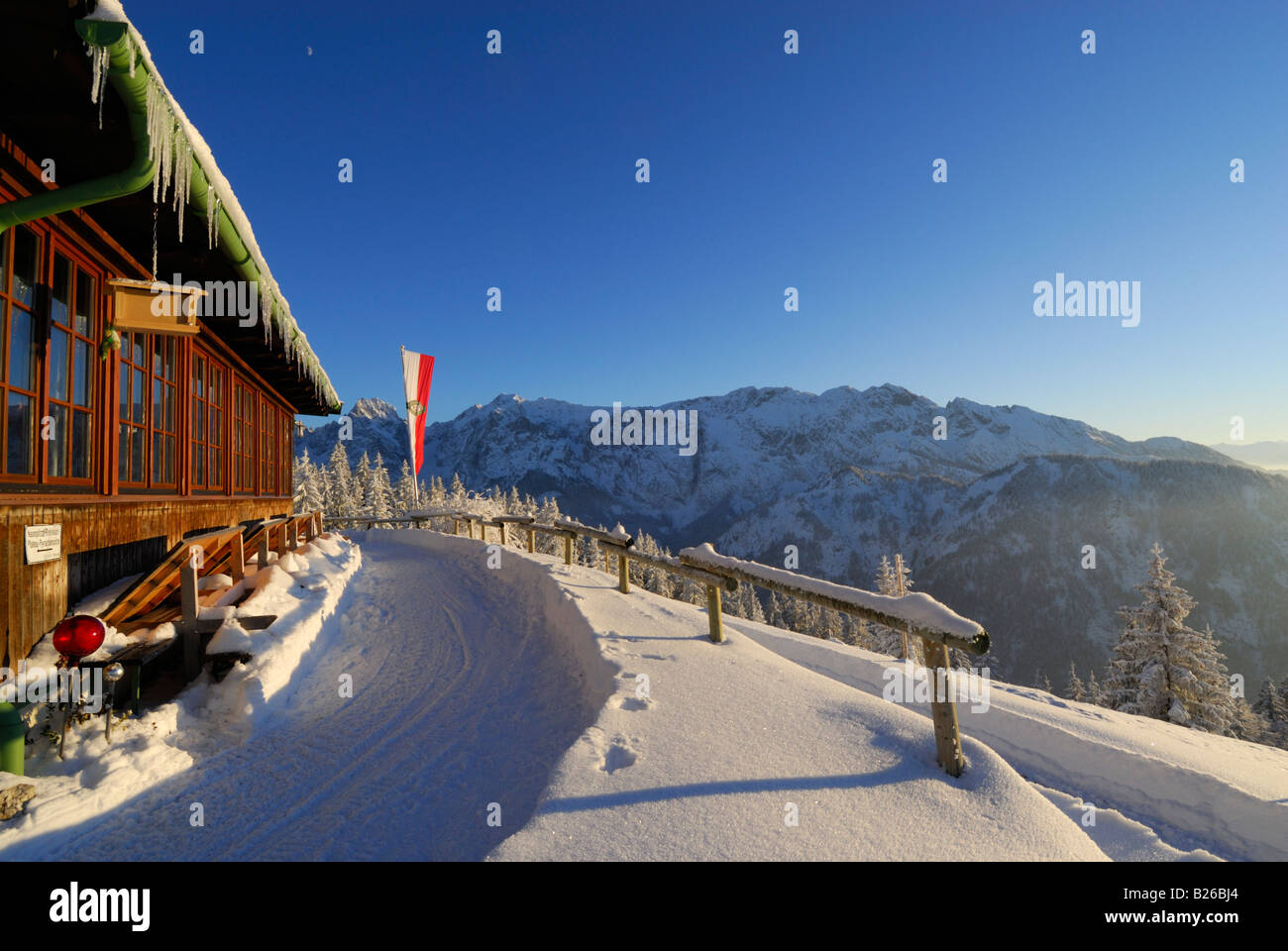 Hütte Vorderkaiserfeldenhuette im Winter mit Tiroler Fahne und Wilder Kaiser reichen, Zahmer Kaiser, Kaiser Sortiment, Kufstein, Tyrol, Stockfoto