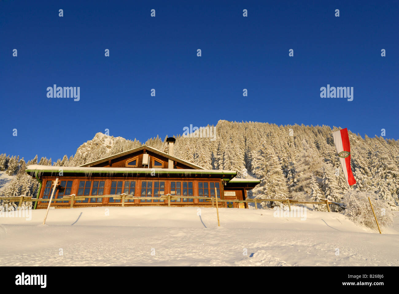 Hütte Vorderkaiserfeldenhuette im Winter mit Tiroler Fahne, Zahmer Kaiser, Kaiser Sortiment, Kufstein, Tirol, Österreich Stockfoto
