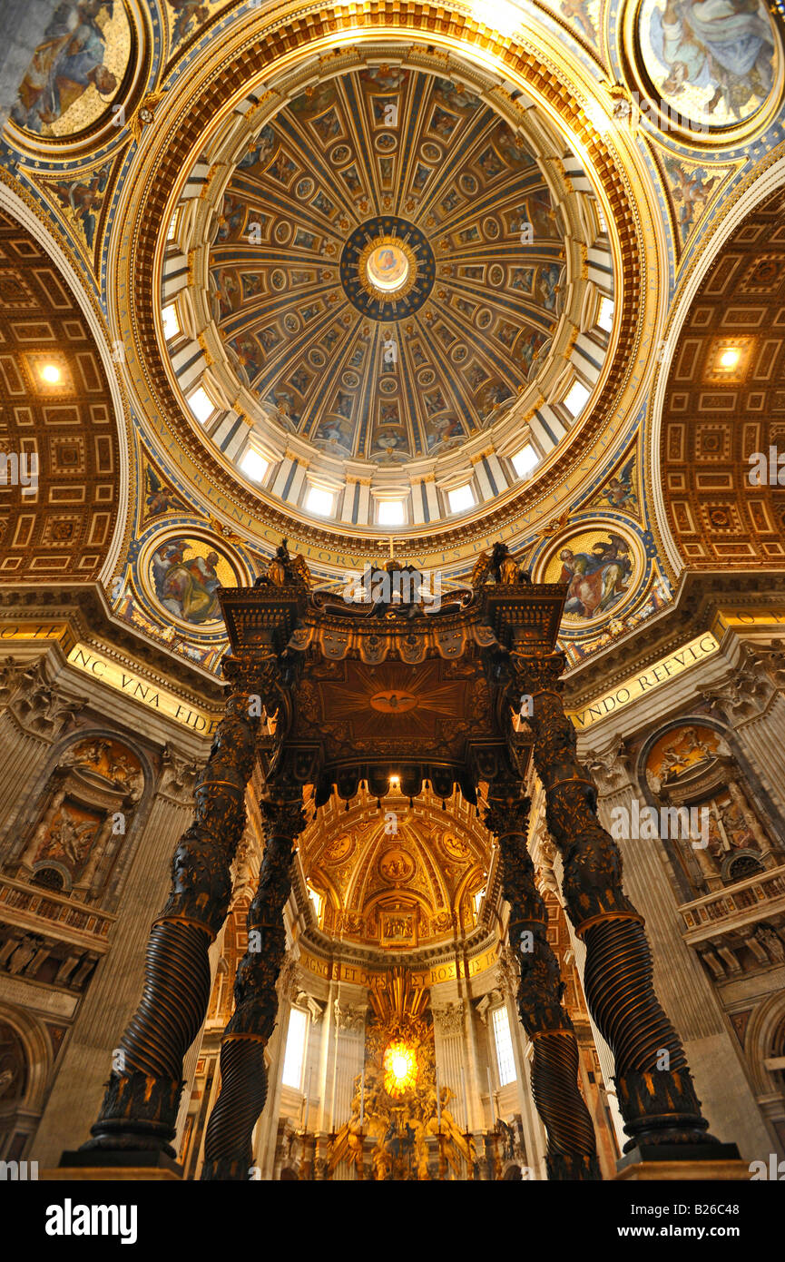 Im Inneren der Basilika St. Peter Dome Interieur, Vatikanstadt, Rom ... Im Inneren der Basilika St. Peter Dome Interieur, Vatikanstadt, Rom ...