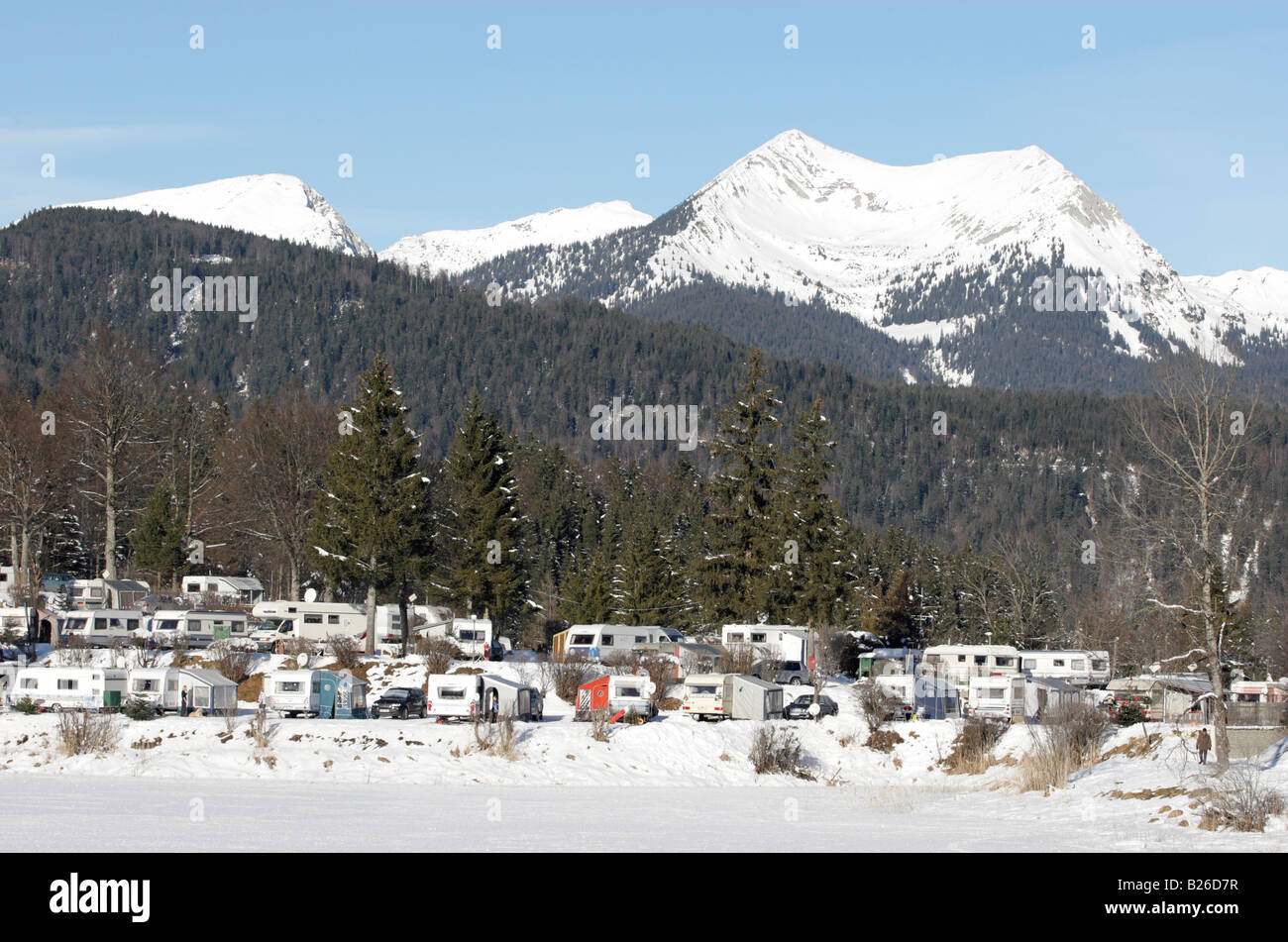 Wohnwagenpark im Schnee bedeckt Bayern, Deutschland Stockfoto