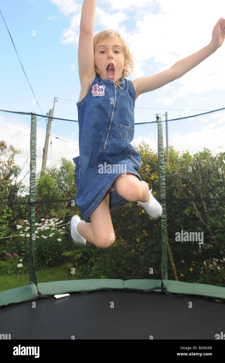 Ein Kind springt auf einem Trampolin Stockfoto