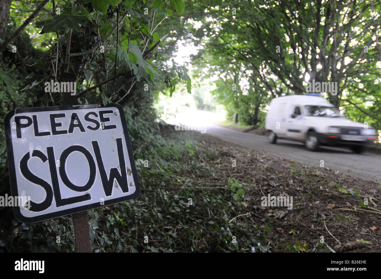 Eine handgefertigte Schild an eine Cornish Straße beantragt, dass Autos verlangsamen Stockfoto