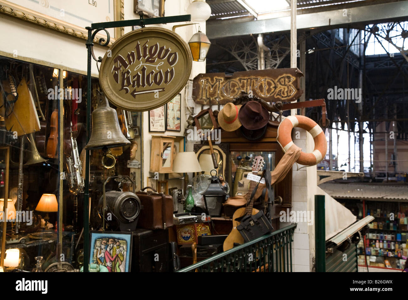 Antiquitäten-Messe in San Telmo Markthalle, Buenos Aires Argentinien Stockfoto