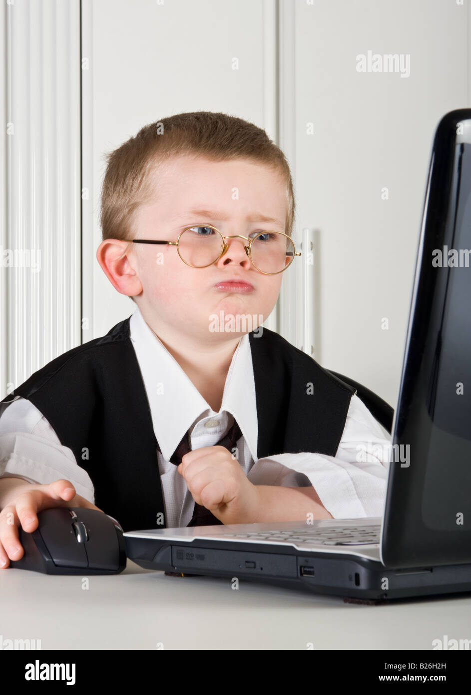Vier Jahre alter Junge spielen ernst Regisseur in seinem Büro Stockfoto