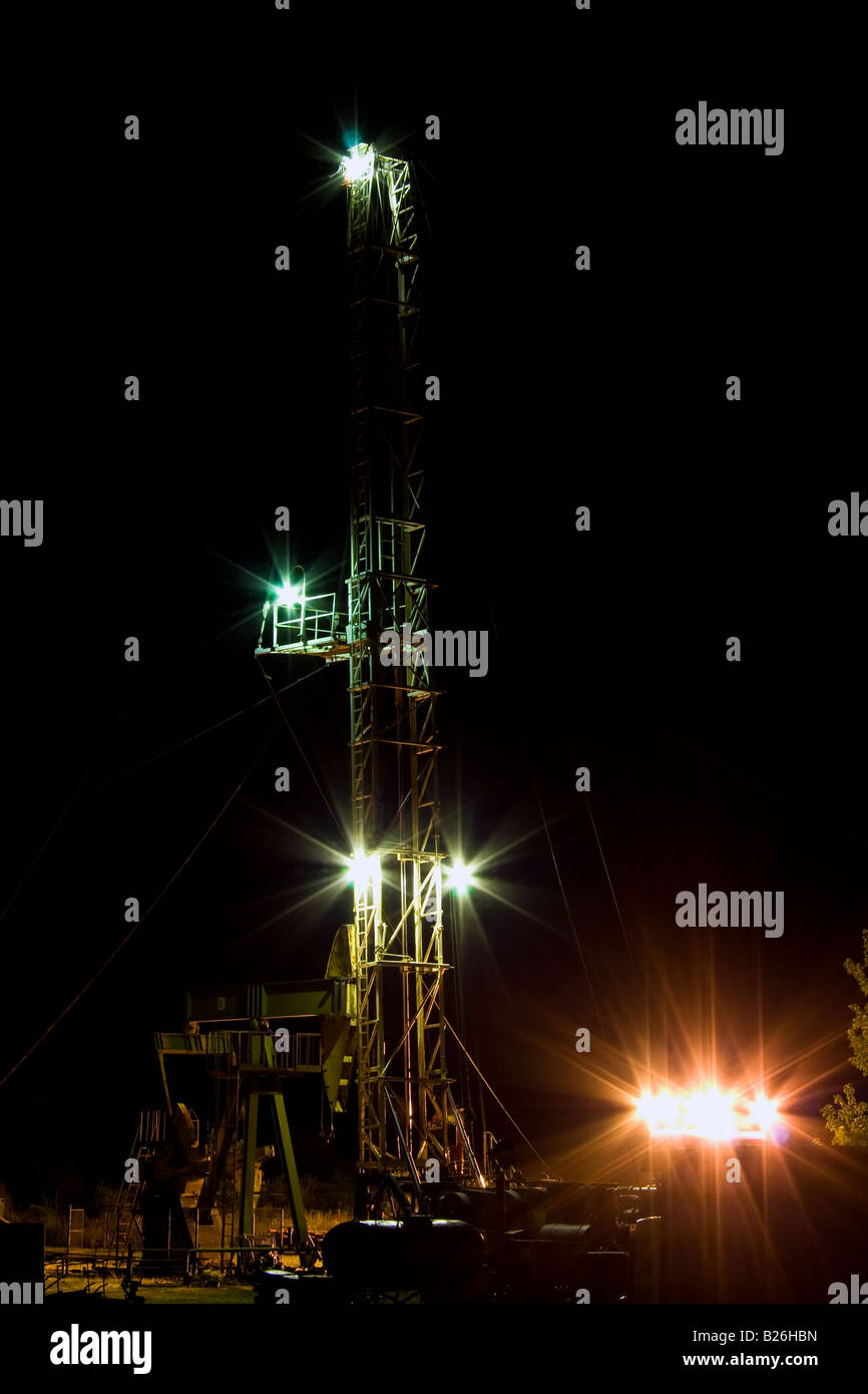 Öl bohren Turm bei Nacht Stockfoto