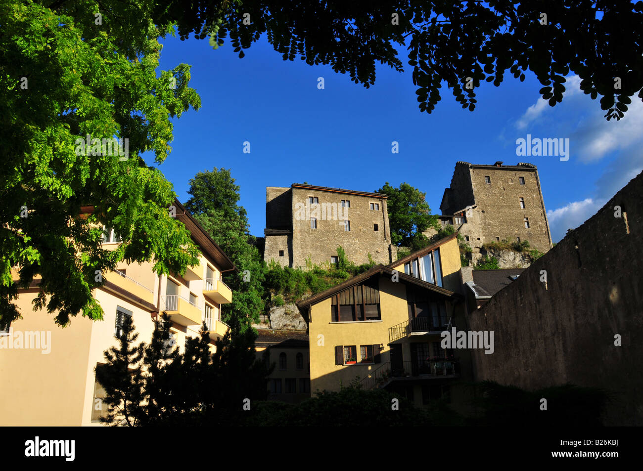 Zwei Türme in der alten Stadt Sion in der Schweiz Stockfoto