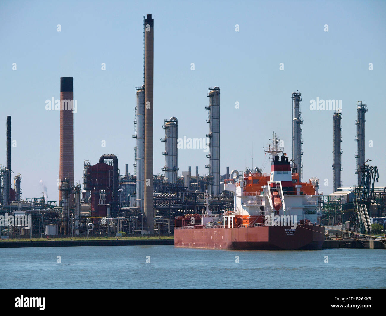 Hafen von Antwerpen mit Tanker Schiff vor eine petrochemische Großanlage Antwerpen Flandern Belgien Stockfoto