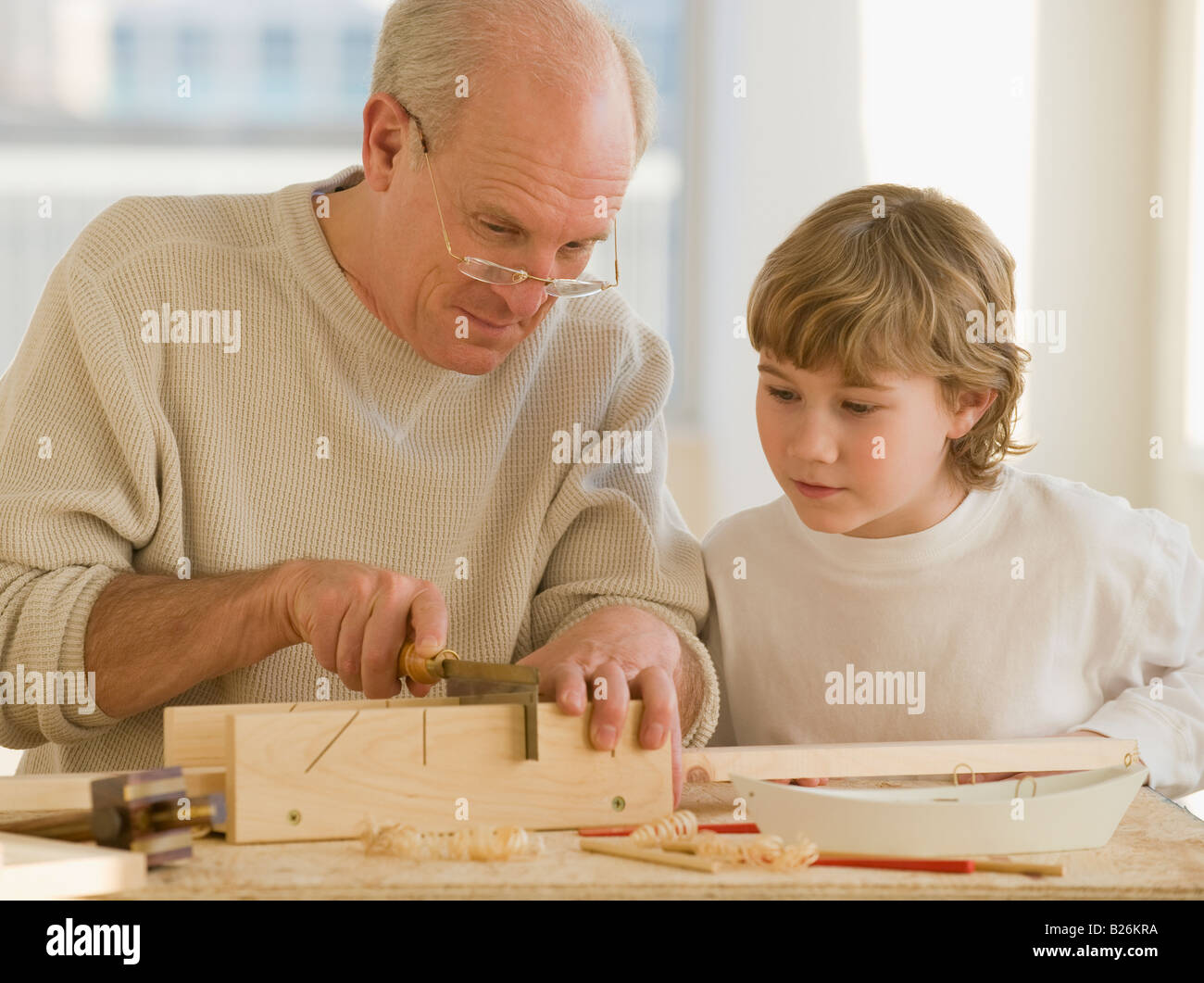 Großvater und Enkel Holzbearbeitung Stockfoto