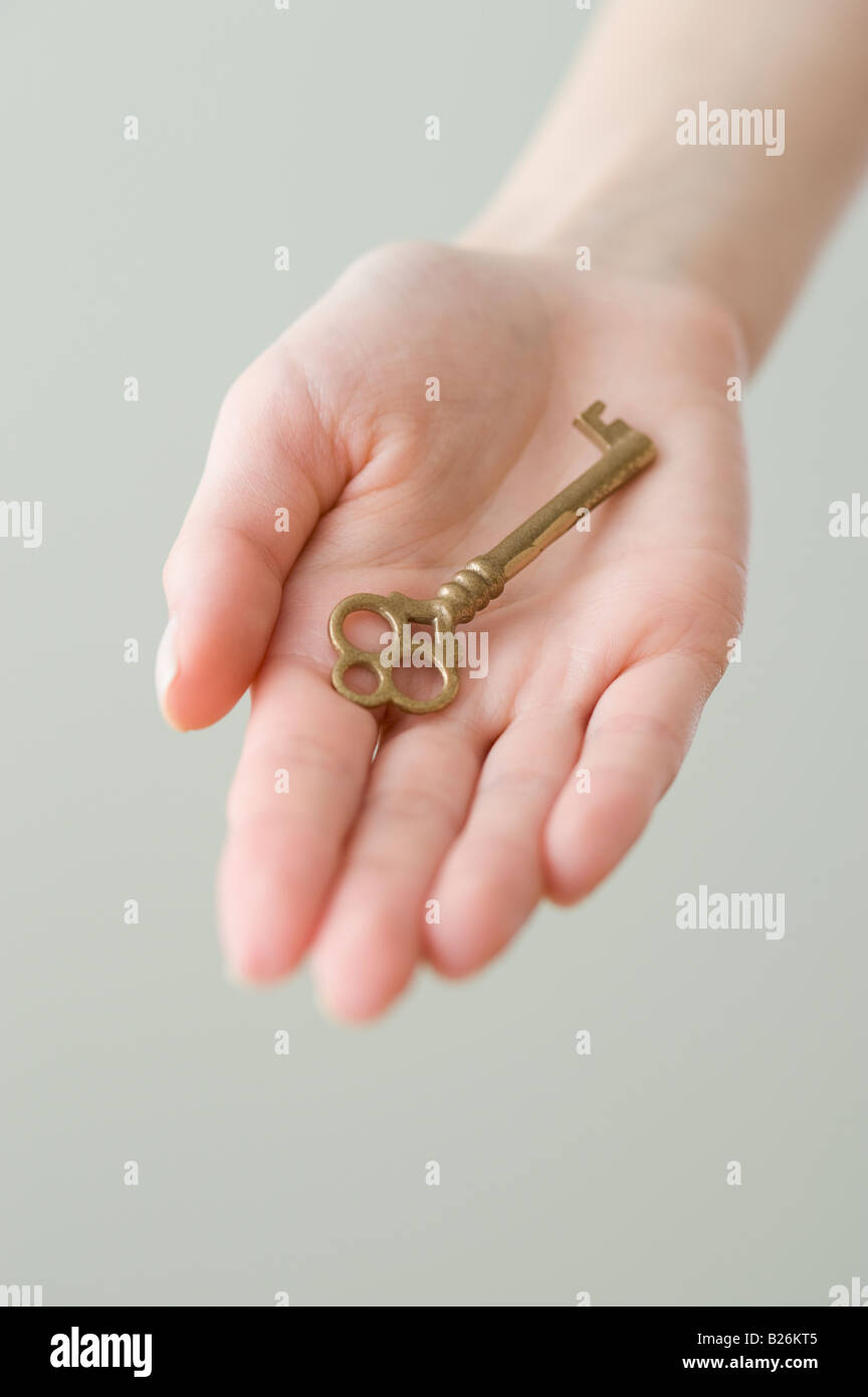 Altmodische Schlüssel in Frauenhand Stockfoto