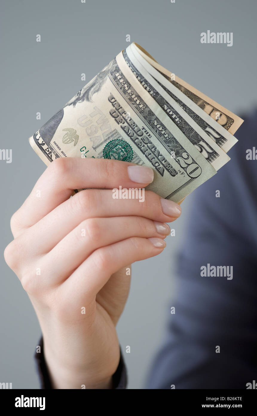 Geld Hand Geld zur hand -Fotos und -Bildmaterial in hoher Auflösung – Alamy