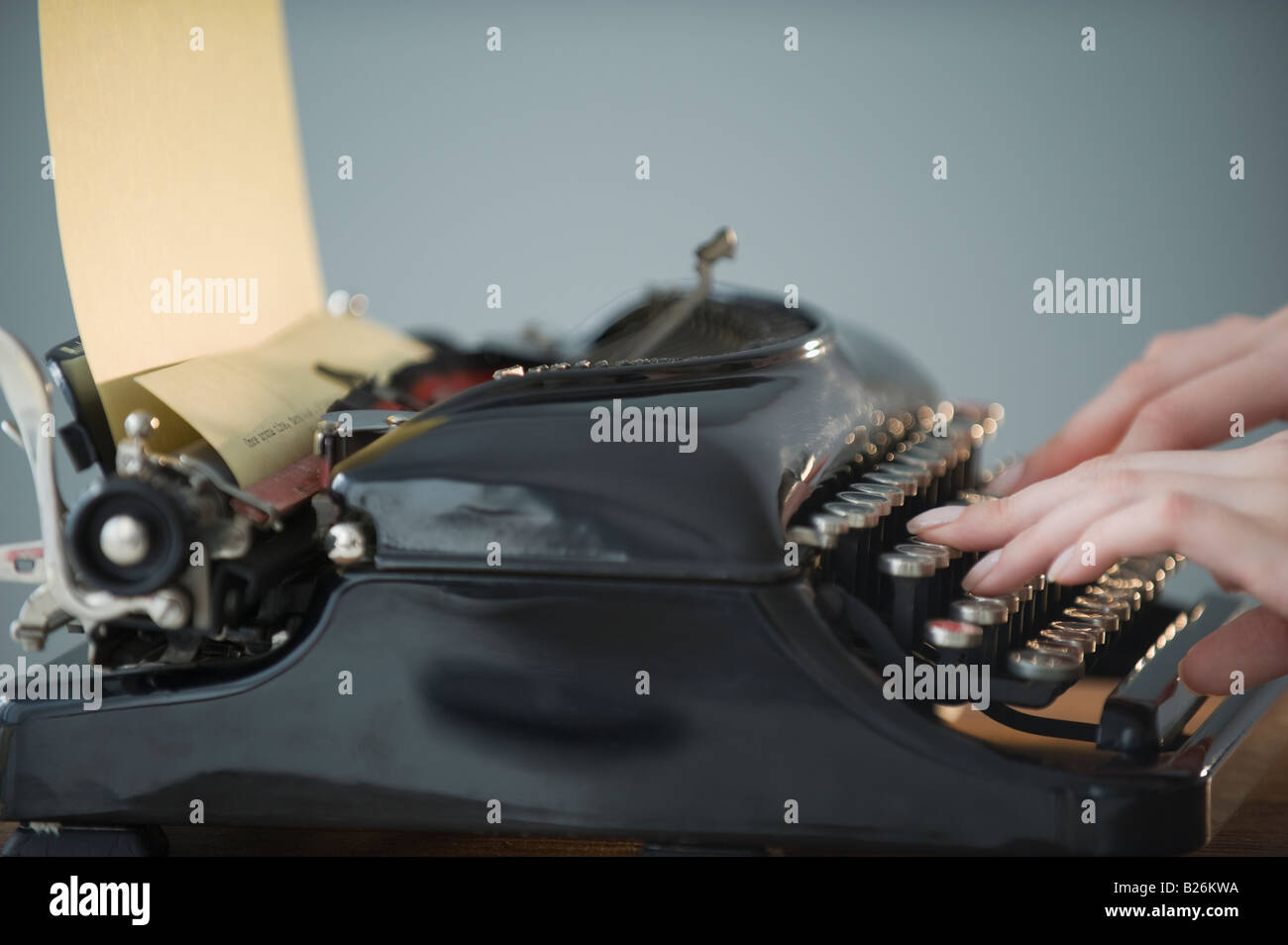 Frau auf antike Schreibmaschine zu tippen Stockfoto