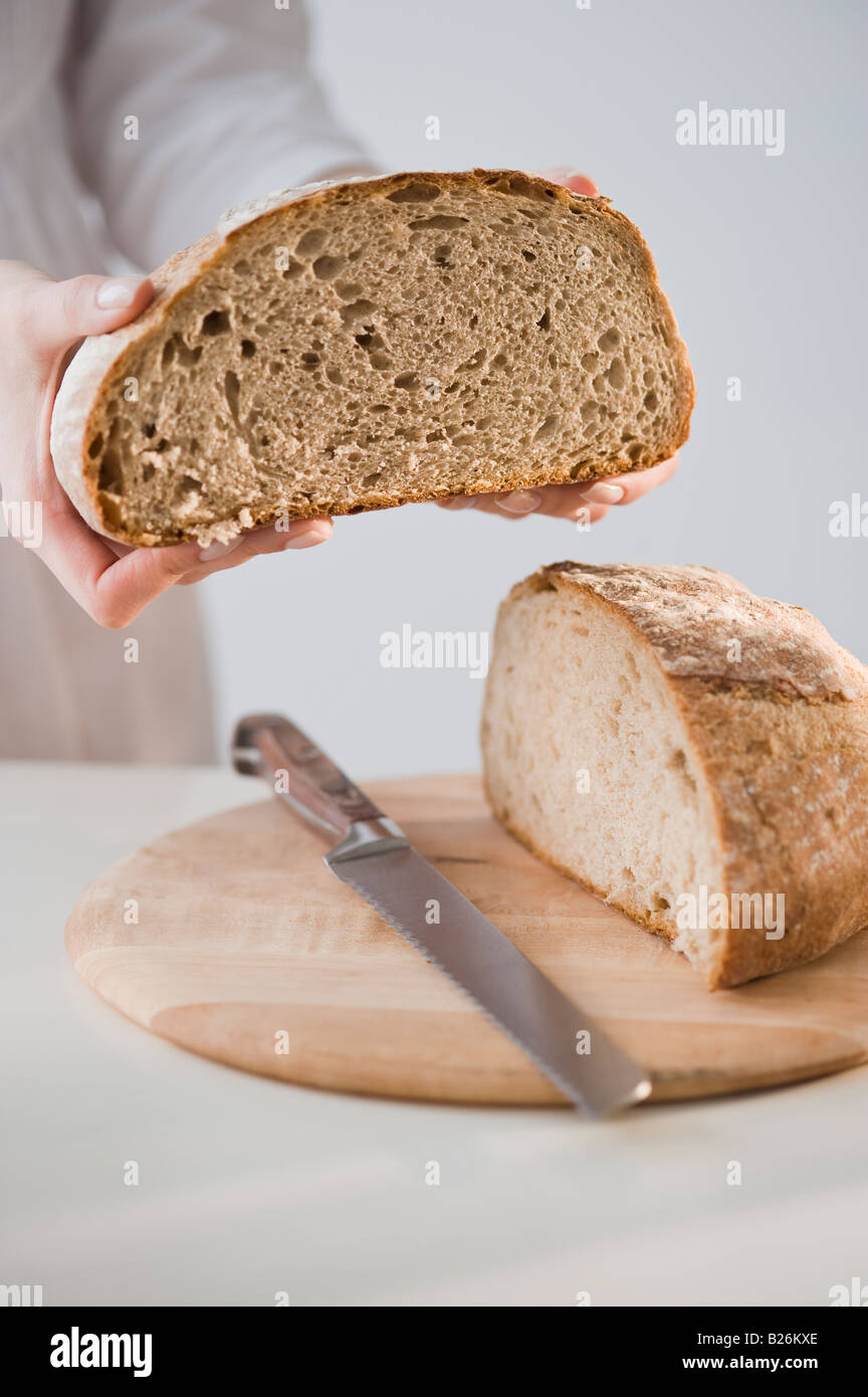 Frau Holding Laib Brot Stockfoto