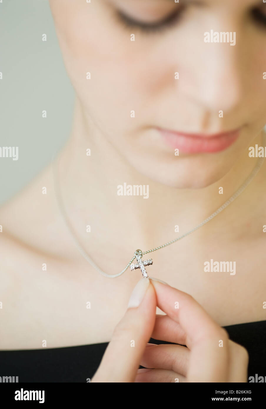 Frau trägt Kreuz Halskette Stockfoto