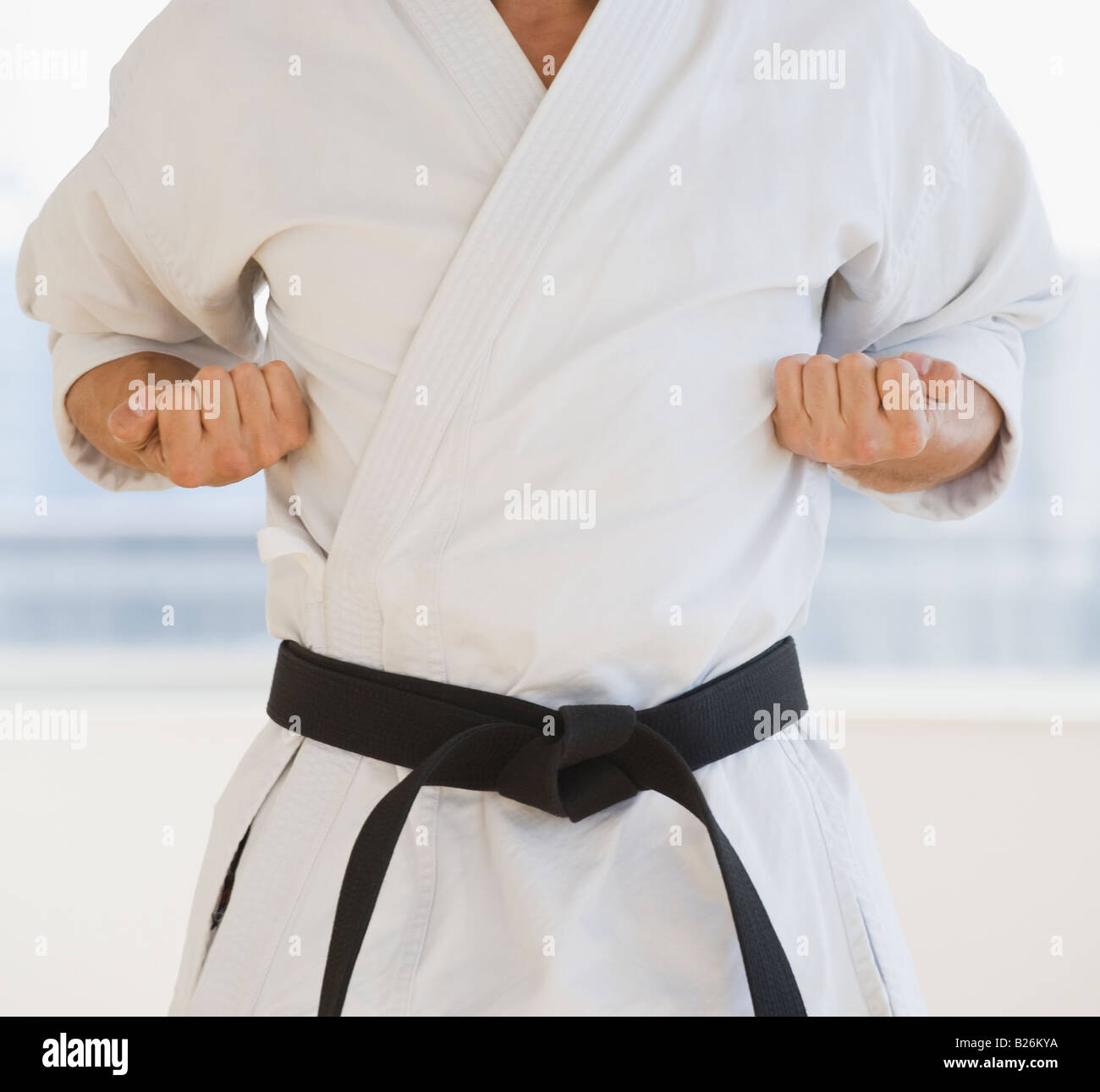 Männliche Karate Schwarzgurt im Kampf gegen die Haltung Stockfoto