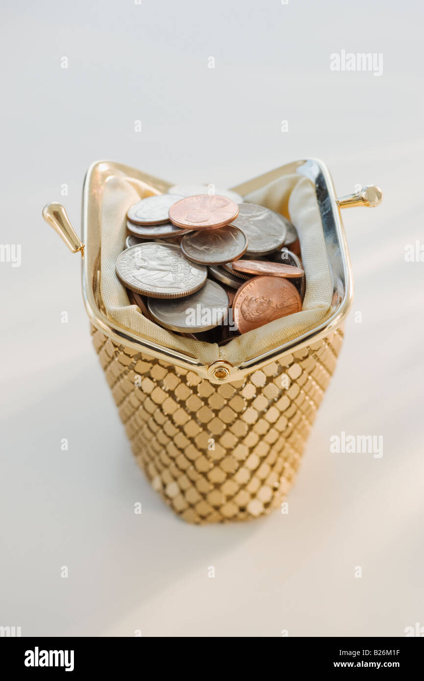 Münzen in offenen Geldbörse Stockfoto