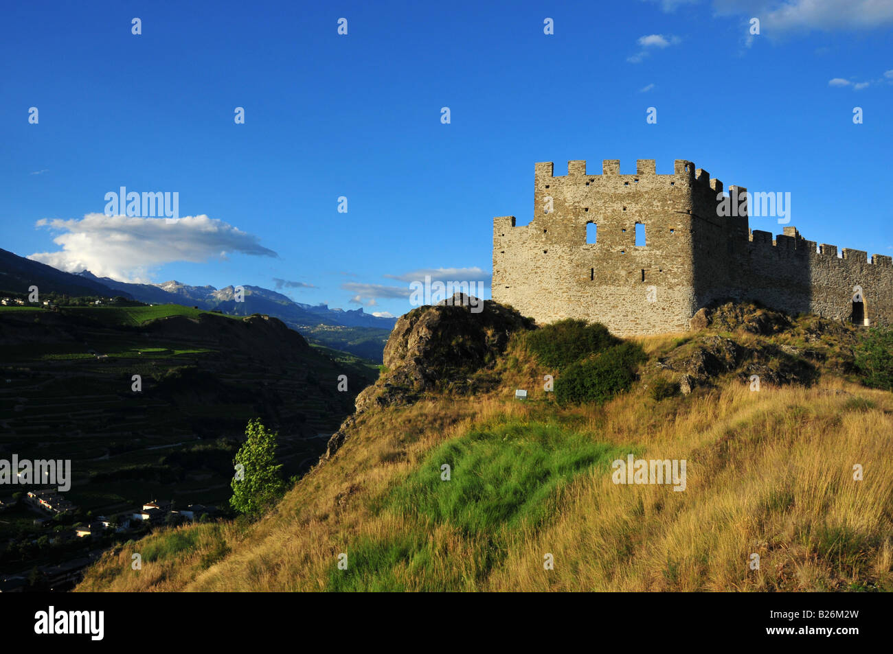 Die Westwand der majestätischen Ruinen der Festung eingeschlossen mit gezahnten Wand sind noch zu sehen auf einem felsigen Hügeln oberhalb von Si Stockfoto