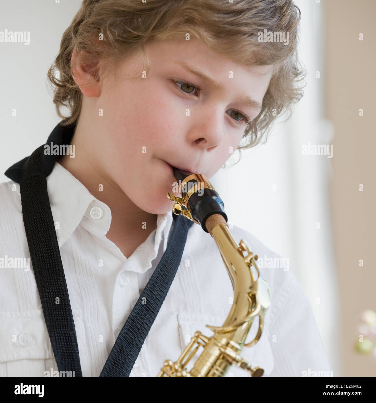 Junge spielt Saxophon Stockfoto