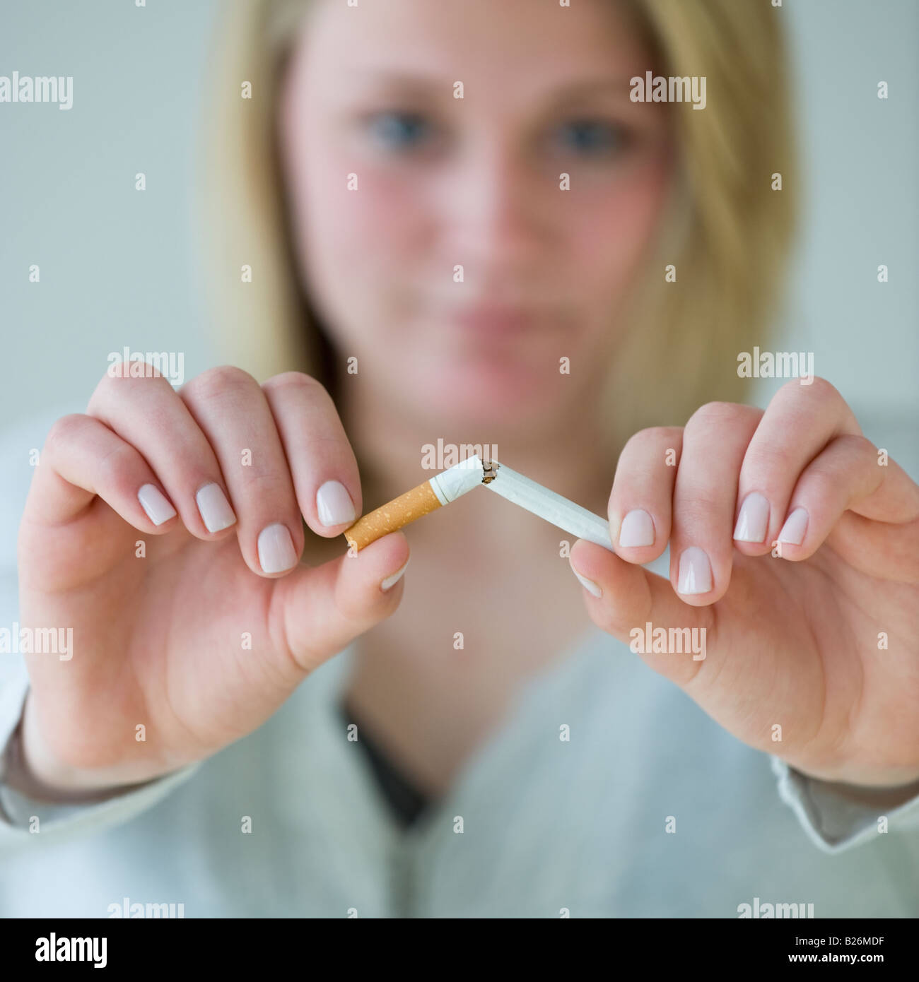 Frau brechen Zigarette Stockfoto