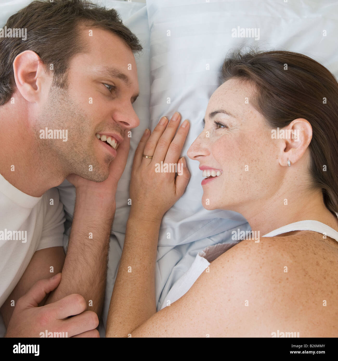 Hispanische paar im Bett Stockfoto